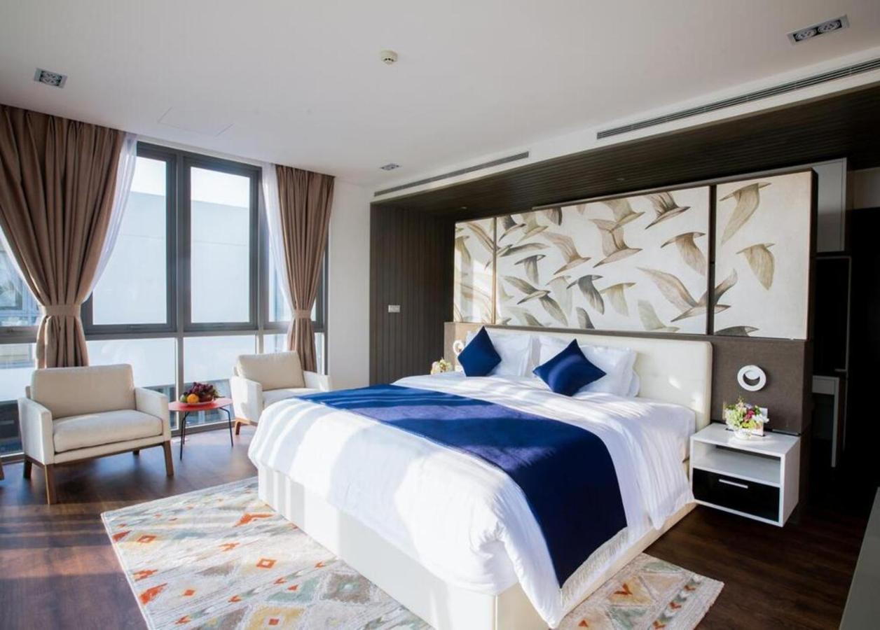 Stunning Ocean Close To The Beach *